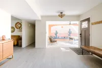 Mtn views, pool, hot tub, fire pit / 2 King suites / game room / modern & luxe