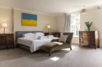 Secluded Farmhouse set in 300 acres, sleeps 11 comfortably, and up to 14 people. Hotels in Battle