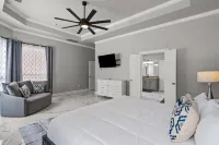 Luxurious 5 BR w/ Resort Style Pool & Theater Room in Murphy