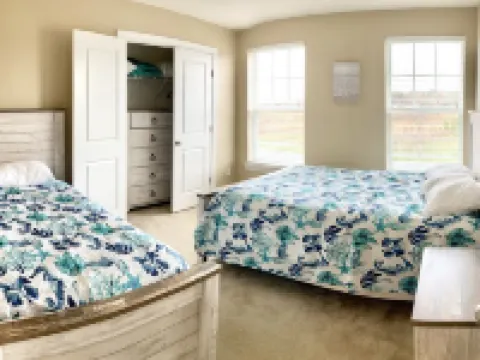 House sleeps 10, steps to pool, indoor/outdoor living, shuttle to Bethany Beach ミルビルのホテル
