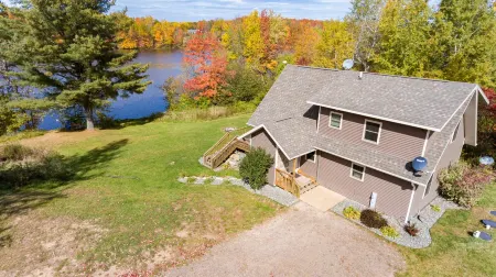 Wisconsin River Retreat, south of Tomahawk, 35 min to Granite Peak, King Bed! Отели в г. Lincoln County