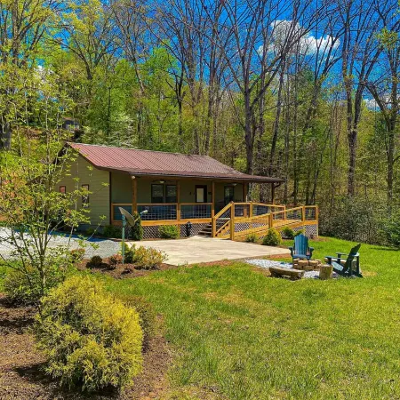 Twin Oaks: Close to Town! Mtn Views! Hot Tub!