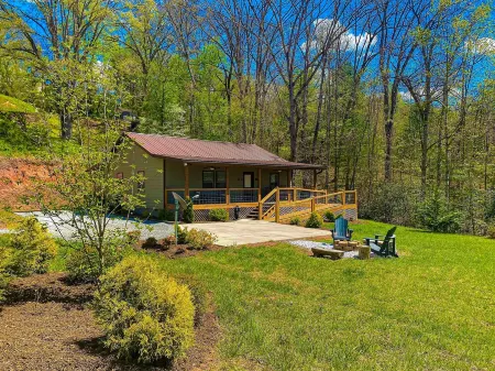 Twin Oaks: Close to Town! Mtn Views! Hot Tub!