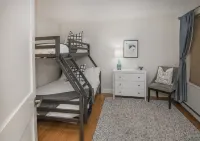 Steps from Riverfront Gondola, Modern Cozy Condo, Free Underground Parking