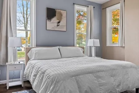 Spacious fully remodeled king size bed apartmentSleeps four