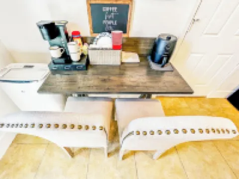 Artsy Studio w/Private Patio 5mins to Airport & Downtown PHX - Sky Harbor Suite