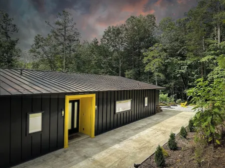 Zenplicity Cabin. Pet friendly, views, hot tub, smart home! 5 minutes from TGSP