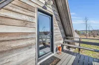 Modern 4 Bedroom A-Frame on 21 Private Acres Hotels in Ooltewah