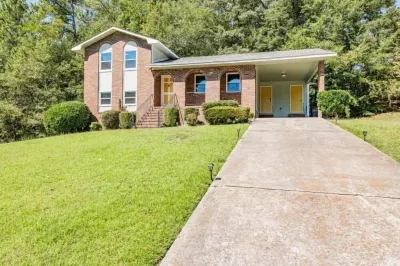Cozy Home with everything you need at your finger tips. Hotels near Peach Orchard RV Park & Campground
