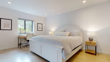 Bright and Modern 3 Bedroom 2 Bath Condo in PGA National - Pool Access (heated) Отели в г. Палм-Бич-Гарденс