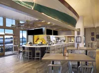 Hilton Philadelphia at Penn’s Landing - bar