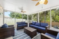 40% Off Navarre Hidden Gem! King Suite• Beach Gear• Fenced Yard• Family Friendly