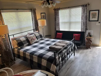 Cozy, cute studio! Safe and quiet neighborhood, Comfy bed; Near downtown! Hotels near The Walmart Museum