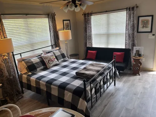 Cozy, cute studio! Safe and quiet neighborhood, Comfy bed; Near downtown!