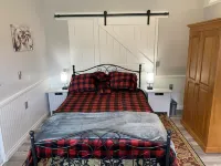 Lovely Mountain View Cottage with Hot Tub, close to amenities! Hotels near Seattle Premium Outlets