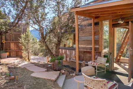 Modern Tiny Home w/ Grill, 25 Min. To Skiing, 3 Min. to Shops and Restaurants! Отели в г. Басолт