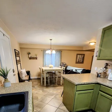 Basement Apartment--Sleeps 6 *2 Bedrooms +Kitchen/Laundry