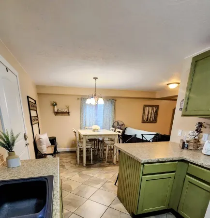 Basement Apartment--Sleeps 6 *2 Bedrooms +Kitchen/Laundry