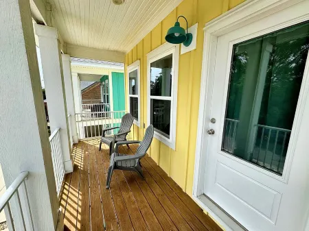 Walk to Downtown Fun, Short Drive to Beach & NAS