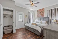 Downtown Historic Retreat [w/ Balcony & Grill}