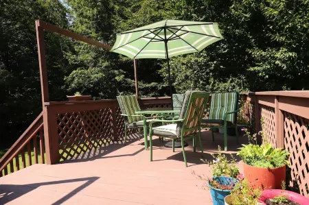 3-BR Mt. Pocono Getaway with Indoor fireplace on Serene Acreage