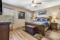 Bear Creek Lodge • Hot Tub! Community Pool! Pool Table! Rustic Lodge for Family!