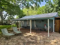 Medina River & Pool Hüs - Historic Tiny Cottage - River, Creek, Pool & Patio Hotels near Granny M & Friends