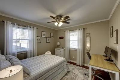 Tucker's Sea Ranch - Pup friendly, one-level ranch with fenced yard and hot tub! 원숭이재판 주변 호텔