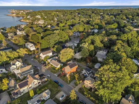 The Ladybug • 2BR Cottage Steps 2 Bearskin Neck • 2 Parking Spaces, Patio, Grill Отели рядом с достопримечательностью «Motif #1»