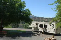 2019 40' 5th wheel on quiet property in the country with spectacular river views