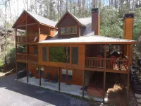 Riverfront cabin with WiFi, 2 fireplaces, game room, pool table and hot tub.