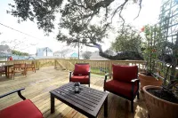 Cozy Coastal Cottage 5 minutes from the Seawall. Fenced yard with chicken coop