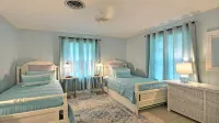 SOUTH BEACH & PARK at your Doorstep • DOLPHIN COTTAGE • Comfy Fun Vero Beach
