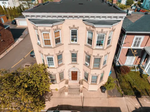 One Block to Frank Pepe's Отели рядом с достопримечательностью «Connecticut Children's Museum»