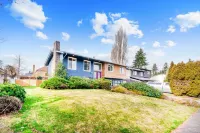 Spacious remodeled home with central AC and fenced yard 포브스 크릭 트레일스 주변 호텔