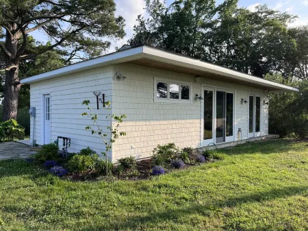 Escape to the Eastern Shore -Upscale Romantic Waterfront getaway cottage w dock