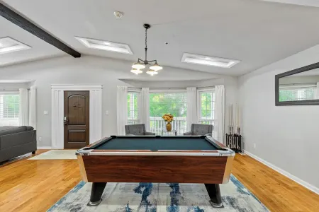 Luxury Brooks Retreat – 7BR 9BA, WiFi, Chef's Kitchen, Workspace, Outdoor Oasis!