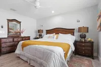 Glam's Guest House in Palm Beach Gardens Hotels near Phenix Salon Suites