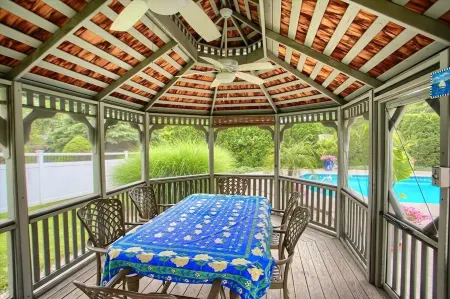 IN-GROUND POOL, Large Private Fenced Yard, Dining Gazebo, Outdoor Kitchen/Bath
