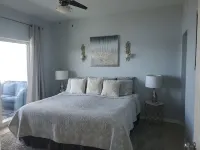 Pensacola beach condo, perfect location, w sunset water views