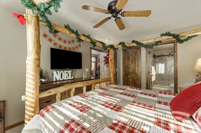 Beautiful Townhome near Thompson River w/ Hot tub, Theater room, EV Charger, AC Hotels near Stanley Park-Special Events