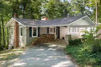 Peaceful Ivy Ridge - w/waterfalls, hikes + hot tub! Hotels near Sassafras Mountain Tower