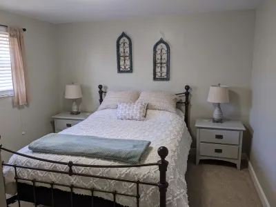 Modern home with private pool and local beaches. Các khách sạn gần Dorsett Park