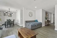 NEWLY LARGE HEATED POOL Modern home  Ace Location Tampa Oasis - SEE 3D Tour