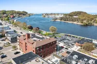 Waterfront, Musical Fountain, Lake MI views, luxury condo downtown