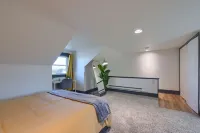 Modern 1-BR Apt by Train Station