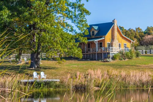 Amish-built cabin, serene and peaceful with pond and private dock for fishing.