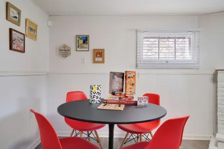 Great Location! Beautiful Home Near Downtown Westmont Отели рядом с достопримечательностью «The Farm»