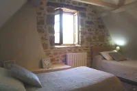 Quercy cottage, contemporary charm, great comfort, garden with natural swimming pool