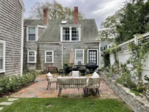 6 BDR, Pet-friendly, newly remodeled whaling captain’s house downtown Nantucket!